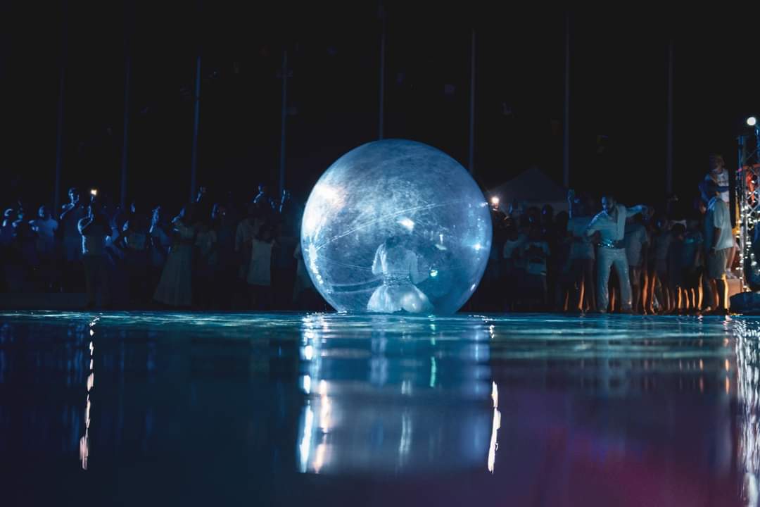 spettacolo sfera in acqua